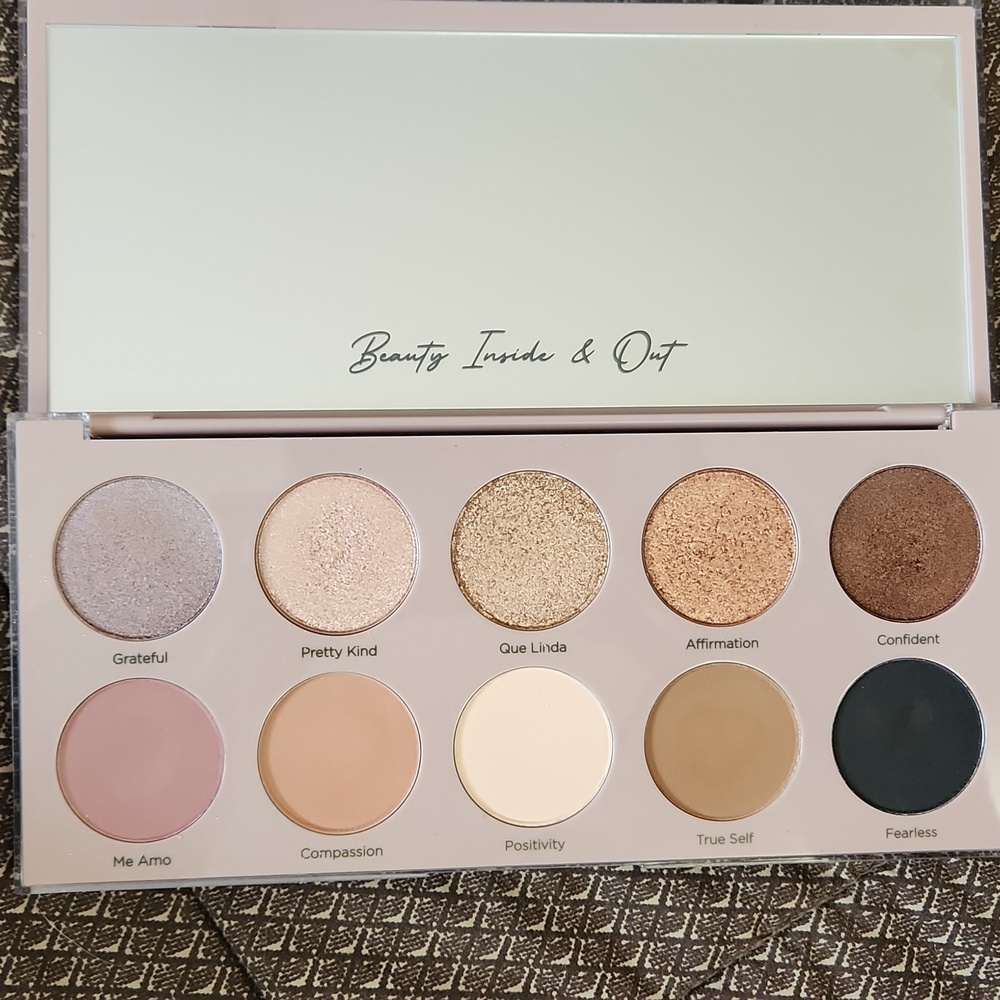 Dominique Cosmetics Essential Palette